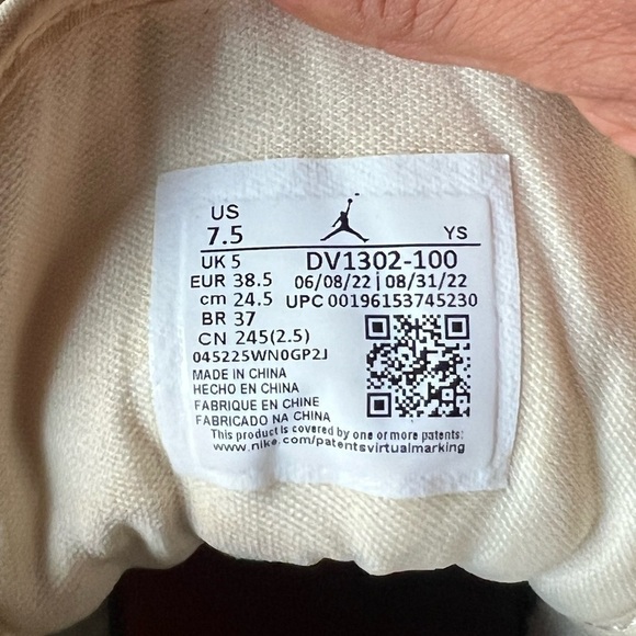 Air Jordan 1 Mid SE. - Picture 12 of 13